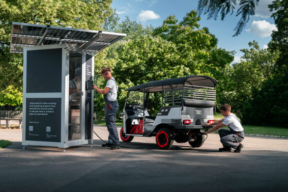 Återanvända batterier  från testbilar lagrar solenergi och laddar eldriven rickshaw