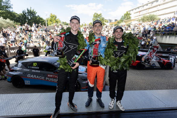 Viktor Andersson tar sin första pallplats i FIA TCR World Tour med CUPRA Leon VZ TCR.