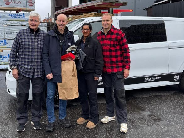 Stig Salming, Ingmar Stenmark, Karin Karlström och Nicklas Lidström från Börje Salming ALS-stiftelse, framför Transporter Salming Edition