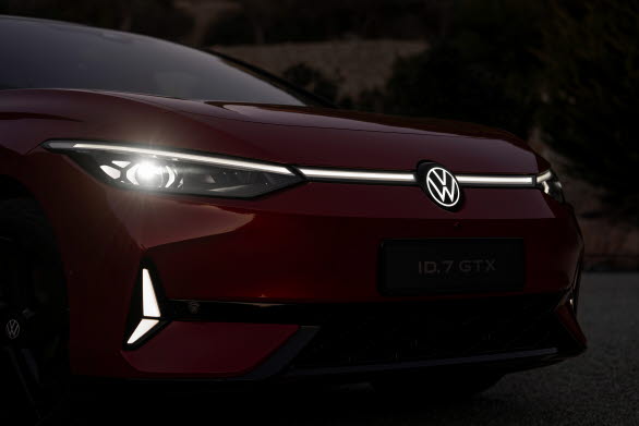 ID.7 GTX är som standard utrustad med IQ.LIGHT LED Matrix-strålkastare och belysta Volkswagen-logotyper fram och bak.