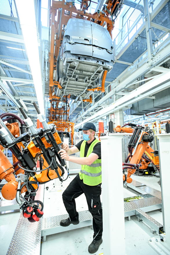 Robotar finjusteras i produktionsanläggningen för att kunna hantera en helt ny modell - Nya Multivan lanseras 2021.