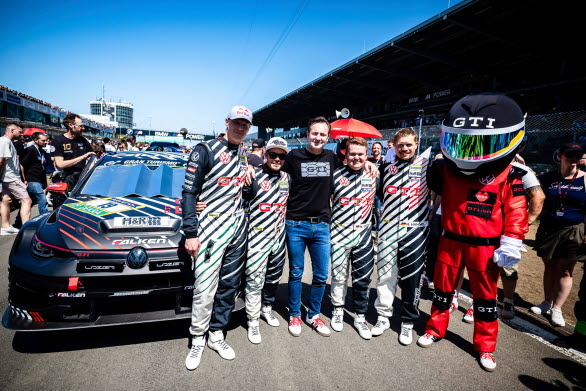 Volkswagens VD Thomas Schäfer (mitten) med det klassvinnande teamet. Längst till vänster på bilden: Johan Kristoffersson.