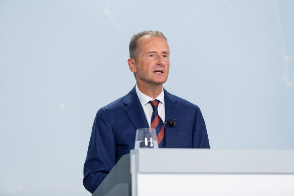 VW AG:s VD Herbert Diess vid koncernens årsstämma 2020.