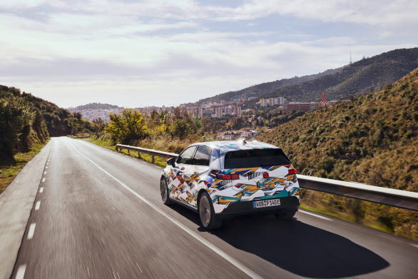 Tack vare den kompakta elektriska framhjulsdriften erbjuder ID. Polo gott om plats för fem personer och 435 liter bagage.