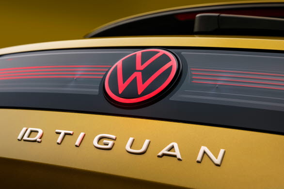 I utrustningsnivåerna Style och R-Line är de horisontella listerna och VW-logotypen baktill belysta som standard.