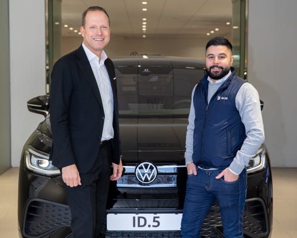 Sten Forsberg, chef Volkswagen Sverige, och David Skännestig, säljare på Din Bil Volkswagen Täby.