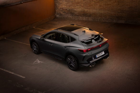 Aerodynamiken förbättras med hjälp av takvinge och bakre diffusor på CUPRA Formentor.