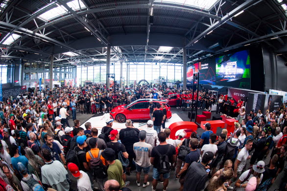 Jubileums-GTI:n Golf GTI Edition 50 i färgen Tornadoröd presenterades på Ringboulevard för entusiastiska fans.