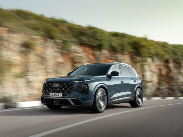 Nya Audi Q7 med markerad front och S line exteriör som standard