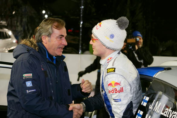 Rallyts fyra Jari-Matti Latvala i samtal med Volkswagen-teamets rådgivare Carlos Sainz.