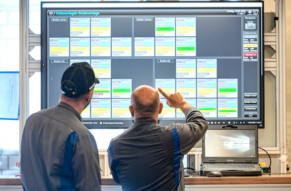 Via datorer och smarta klockor kan personalen övervaka produktionen