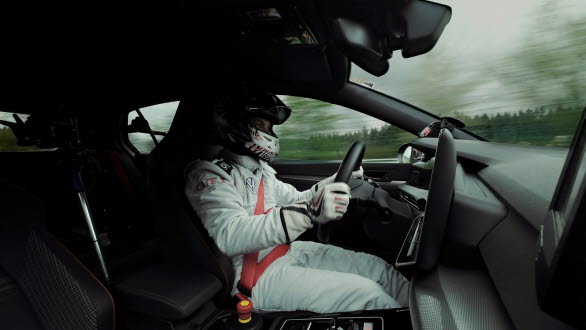 Tävlingsföraren Benny Leuchter körde ett varv på Nordslingan på 07:46:13 minuter i nya Golf GTI Edition 50.