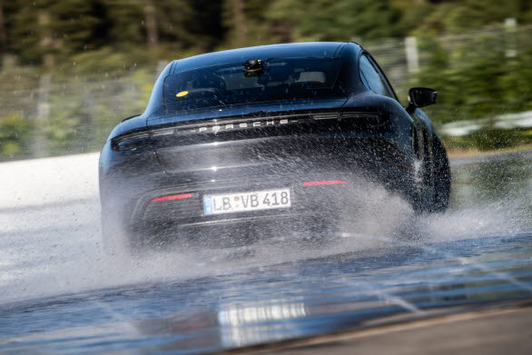 Porsche Taycan på sin 42,171 kilometer långa väg mot världsrekordet i helelektrisk drifting