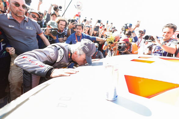 Segrande föraren Carlos Sainz och vinnande elektrifierade RS Q e-tron