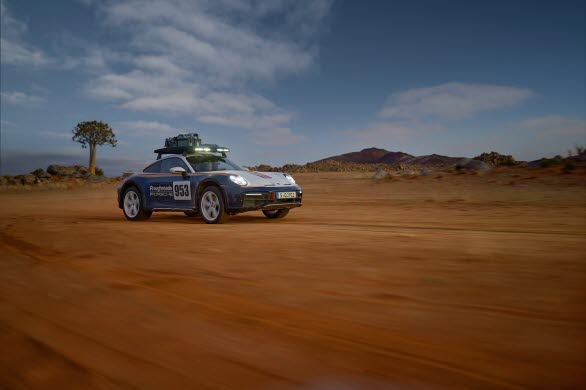 Porsche 911 Dakar med Rallye Design Package och takräcke med integrerade extraljus.