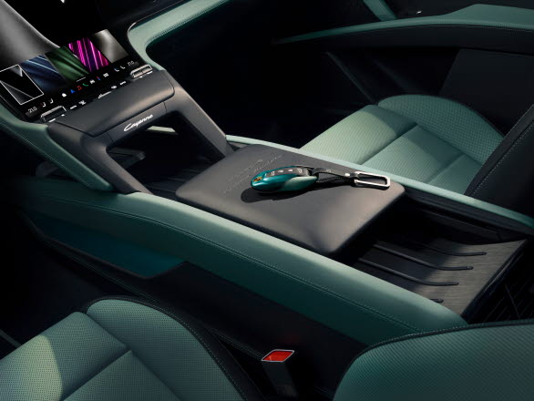 Med det nya Interiörpaket Style lackeras bilnyckeln i Izabal Green och levereras i ett fodral med kontrastsömmar i Delgada Green.