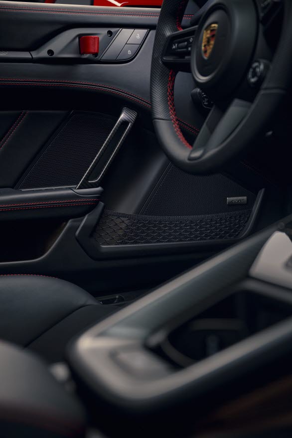 Lättviktsdesignen i i 911 GT3 S/C går igen även interiört – till exempel har den lättade dörrpaneler med draghandtag i kolfiber.