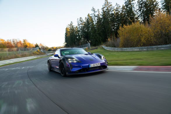 Med det nya kitet från Manthey, monterat på en Taycan Turbo GT med Weissach Package, har utvecklingsföraren Lars Kern med tiden 6:55,553 minuter satt ett nytt varvrekord för "electric executive cars" på Nürburgrings nordslinga.