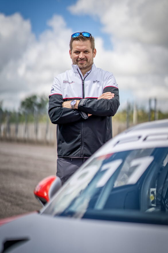– Tom Blomqvist är racevinnare i DTM, han har vunnit 24-timmars på Spa och tävlar för toppteam i Formula E, en av världens mest uppmärksammade racingserier. Vi är stolta över att välkomna honom till Porsche Carrera Cup Scandinavia. Att vi samtidigt får chansen att hylla Stig Blomqvist och hans enastående rallykarriär gör självklart saken ännu bättre, säger Raine Wermelin, Direktör, Porsche Sverige.