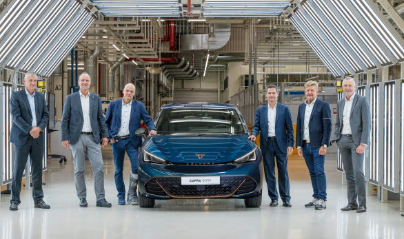 VD Wayne Griffiths och företagets styrelsemedlemmar besökte Europas största elbilsfabrik för att markera produktionsstarten för den nya modellen.