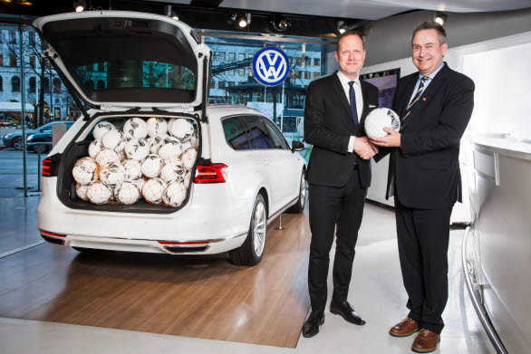 Sten Forsberg, chef för Volkswagen Sverige, och Mats Enquist, Generalsekreterare på Svensk Elitfotboll, gläds åt det nya samarbetet.