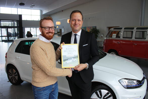 John Eriksson (t.v.), begagnatredaktör på auto motor och sport, överlämnar diplomet till Sten Forsberg, chef Volkswagen Sverige.