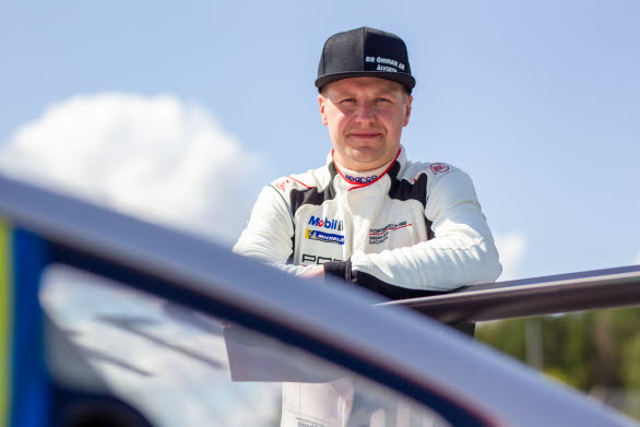 Skotercross-stjärnan Emil Öhman provar sina vingar i Skandinaviens ledande racingmästerskap. Den dubble världsmästaren blir nästa gästförare i Porsche Carrera Cup Scandinavia på Gelleråsen Arena 15 augusti.