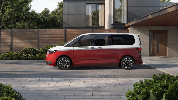 Multivan finns i två längder och med dieselmotor (TDI 150 hk) eller som fyrhjulsdriven bensinladdhybrid (eHybrid 4MOTION 245 hk).