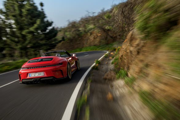 För första gången på en 911 med cabriolettak pryds den infällbara bakspoilern av en Gurney-läpp, som på 911 S/T och 911 GT3 Touring.