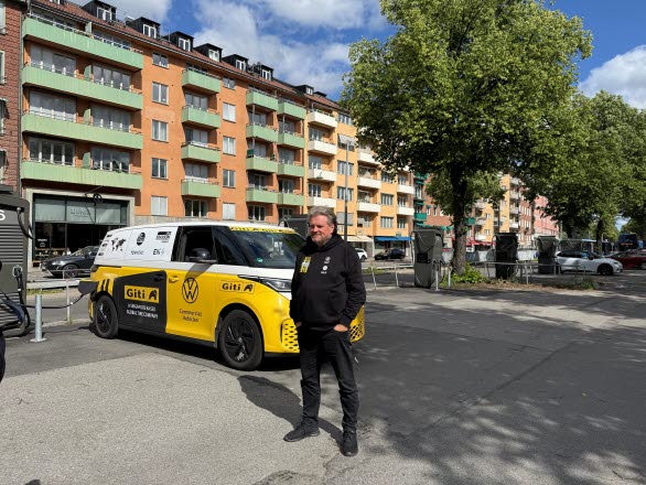 Rainer Zielow framför sin ID. Buzz på Vallhallavägen i Stockholm när ID. Buzz World Tour körde genom Sverige den 3 juli.