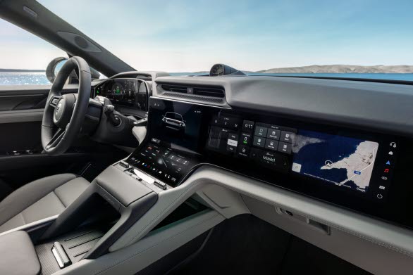 Till Cayenne Coupé Electric erbjuds, precis som för SUV-modellerna, möjligheten att komplettera det heldigitala kombiinstrumentet och den elegant böjda OLED-panelen i mittkonsolen med tillvalet passagerardisplay.