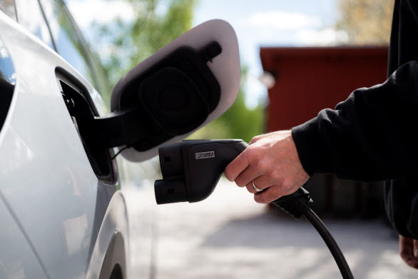 Dubbelriktad laddning (V2H/V2G) innebär att bilens batteri kan lagra energi när elen är billig och sedan utnyttja den för bostaden när priset är högt – eller skicka den tillbaka ut på elnätet.