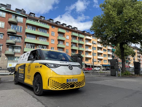 Vallhallavägen i Stockholm - ett kort laddstopp innan Rainer fortsätter sin resa och sitt världsrekordförsök att besöka minst 75 länder i en elbil.