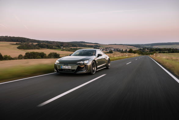 Audi RS e-tron GT performance i Oak green metallic, speciallackering från Audi exclusiv