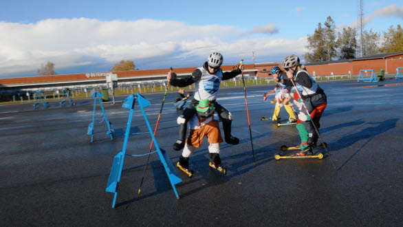Hinderbana med klädstafett.