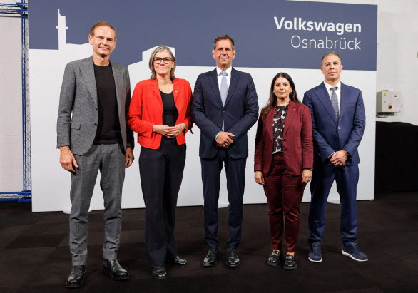 Från vänster: Oliver Blume, koncernchef för Volkswagen-koncernen, Christiane Benner, förbundsordförande för IG Metall och vice ordförande i Volkswagen AG:s styrelse, Olaf Lies, ministerpresident i Niedersachsen, Daniela Cavallo, ordförande för Volkswagen-koncernens koncern- och centrala företagsråd, samt Tomer Jacob, vd för Aurelius Capital.