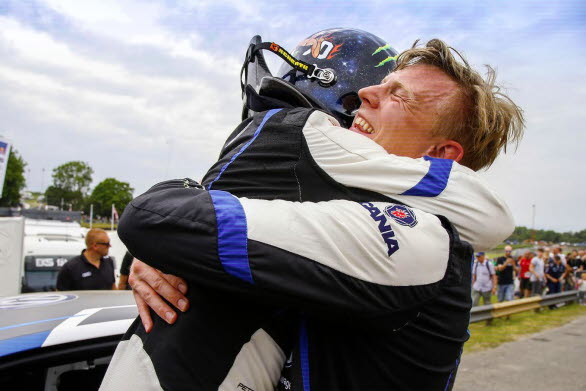 Johan Kristoffersson gratulerar teamchefen Petter Solberg till segern i Storbritannien förra omgången.