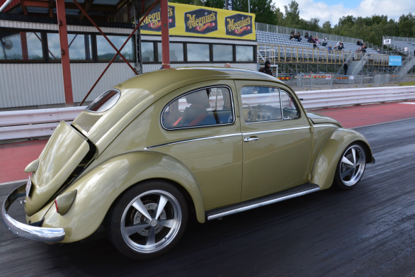 Klassiker på startlinjen − På Bug Run är det inte ovanligt att se en välbyggd Bubba rulla fram mot startlamporna – redo att utmana både tidtagning och förväntningar.