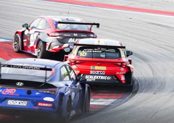 Viktor Andersson körde upp sig från P11 till P3 i TCR Europe-finalens första race.
