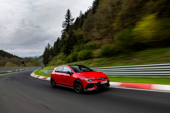 Med en effekt på 325 hk (239 kW) är Golf GTI Edition 50 historiens mest kraftfulla serietillverkade Golf GTI hittills. Det maximala vridmomentet har höjts till 420 Nm.