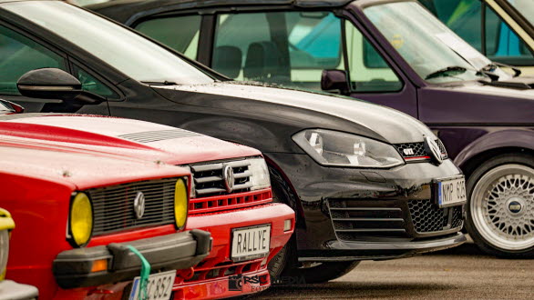 Flera generationer Golf möts på Bug Run − från 1980-talets klassiker till moderna GTI-modeller syns utvecklingen av Volkswagens sportiga folkbil.