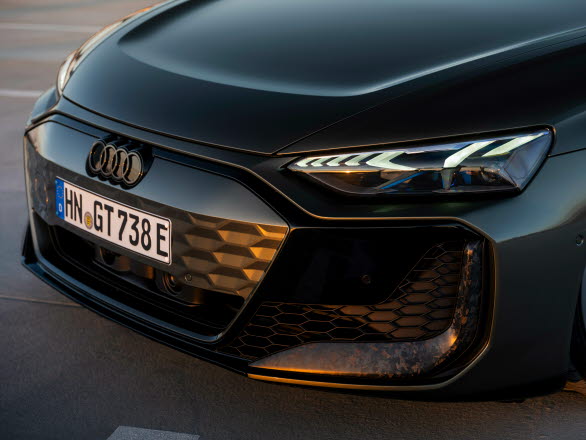 Detalj i kolfiberkamouflage Audi RS e-tron GT performance