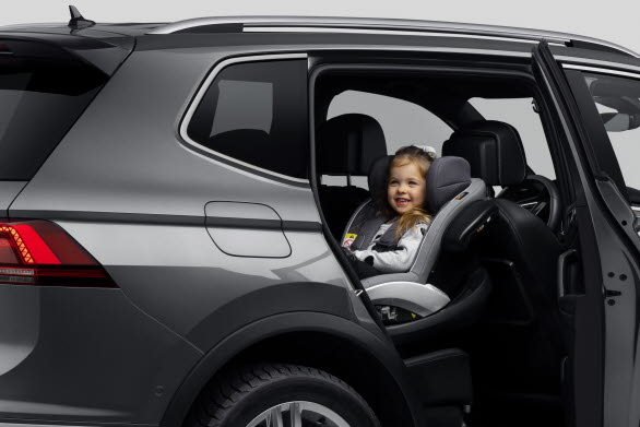 Ett barn bör sitta bakåtvänd i en bilbarnstol fram till minst fyra års ålder.