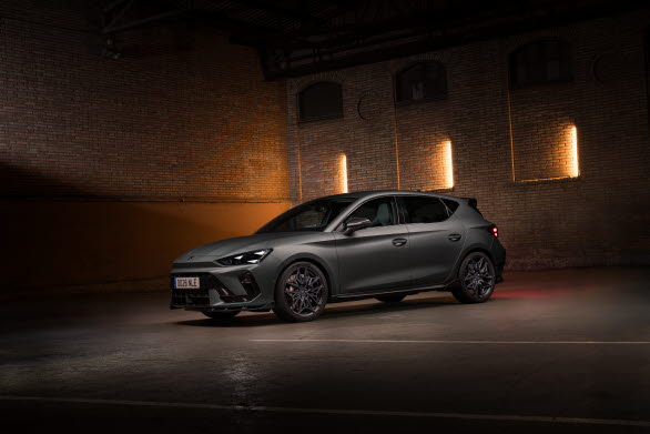 CUSTOM CUPRA by ABT finns till CUPRA Formentor och CUPRA Leon i både 5-dörrars och Sportstourer-utförande.