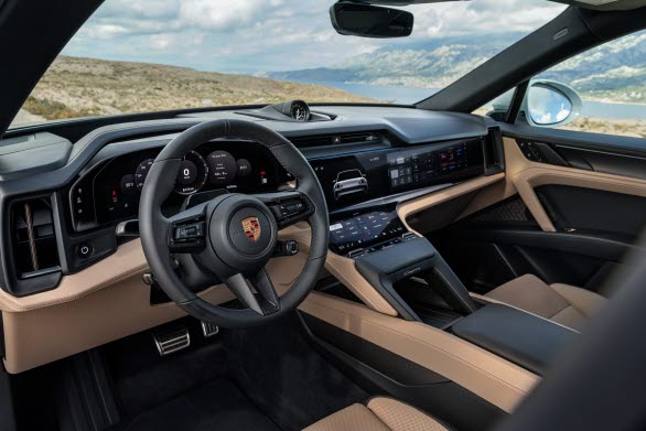 Cayenne Coupé Electric har precis som SUV-modellerna det digitala och förarorienterade manöverkonceptet Porsche Driver Experience som kännetecknas av ett heldigitalt kombiinstrument och en elegant böjd OLED-panel i mittkonsolen.