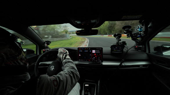 Uppsättningen av Golf GTI Edition 50 är anpassad till Nordslingan och gör att man kan köra banans idealiska linje med hög precision.