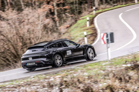 Porsche Taycan Cross Turismo under tester på vägarna runt Weissach