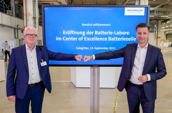 Thomas Schmall och Frank Blome inviger de nya battercellslaboratorierna vid Center of Excellence i Salzgitter.