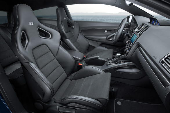 Precis som exteriören på Scirocco R är det Volkswagen R GmbH som satt sin prägel på bilen även invändigt. Här är bilen utrustad med skalsportstolar som är tillval. 