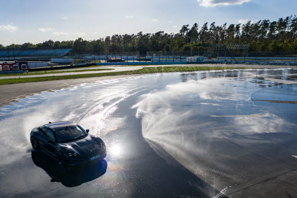 Porsche Taycan på sin 42,171 kilometer långa väg mot världsrekordet i helelektrisk drifting